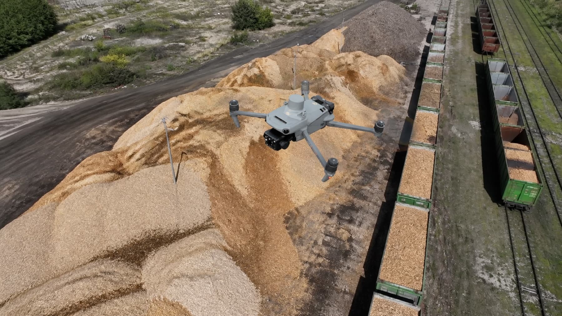 Ilustracja poglądowa (AI): dron nad terminalem biomasy